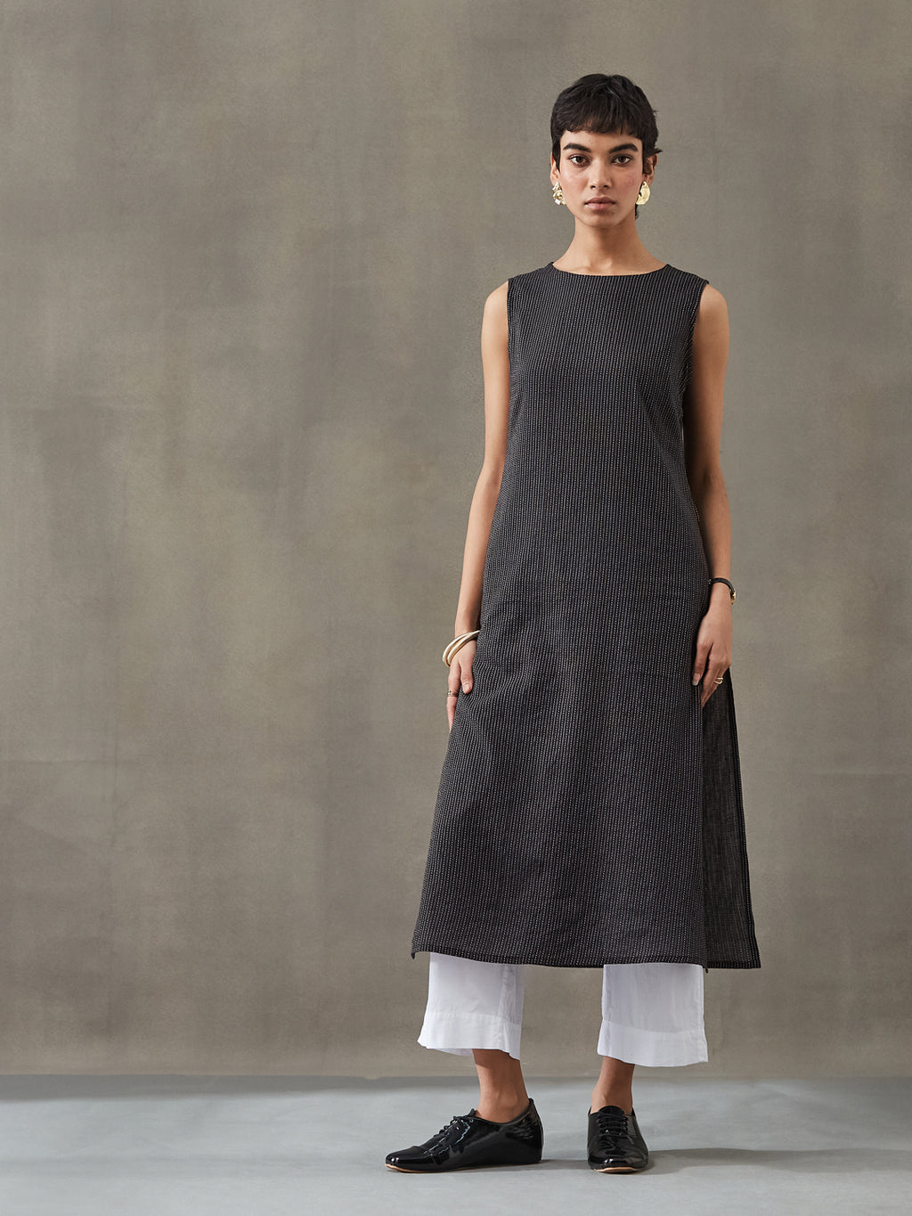 VASVI Women Cotton Solid Thread Work Straight Kurta, Black