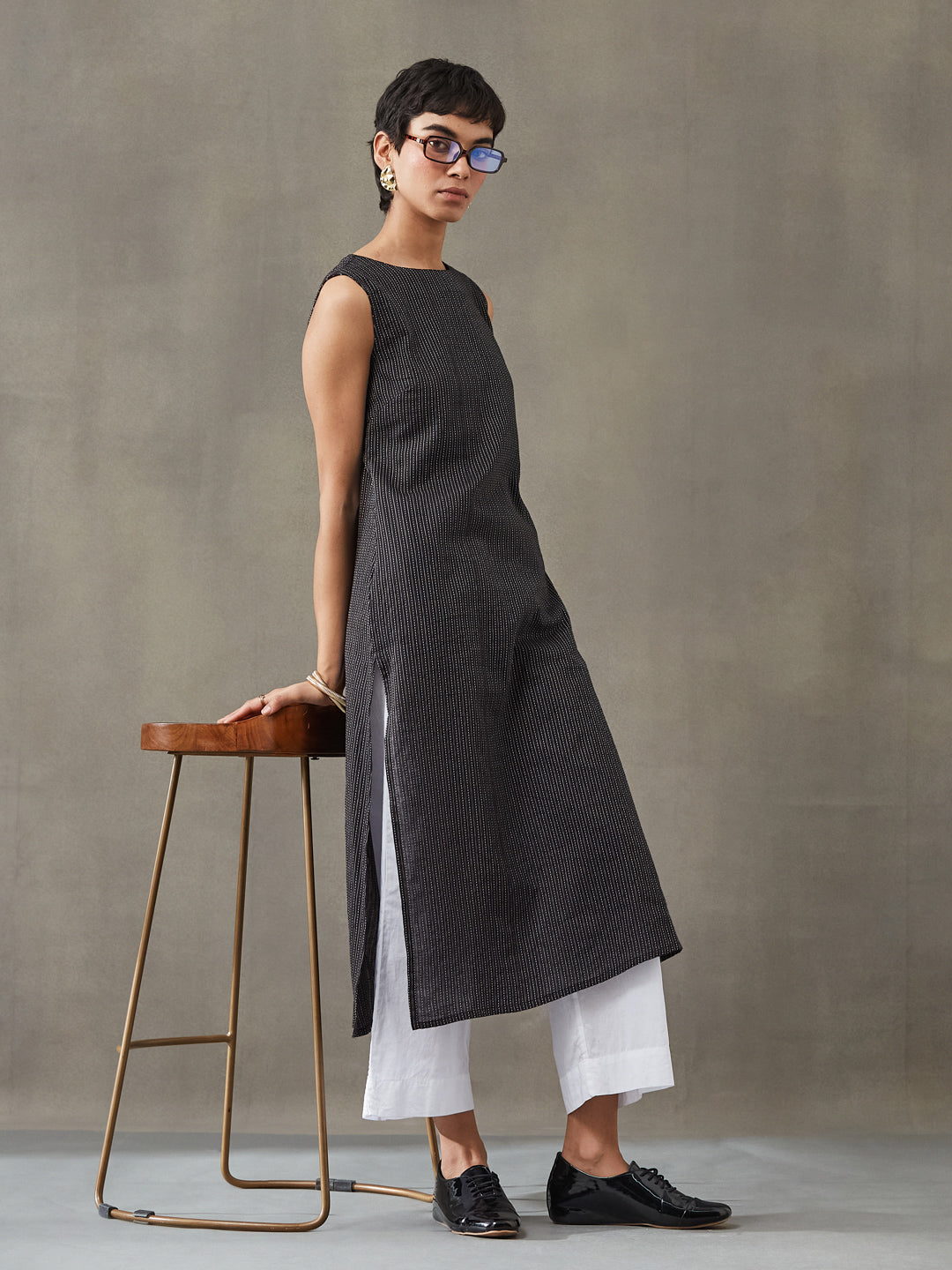 VASVI Women Cotton Solid Thread Work Straight Kurta, Black
