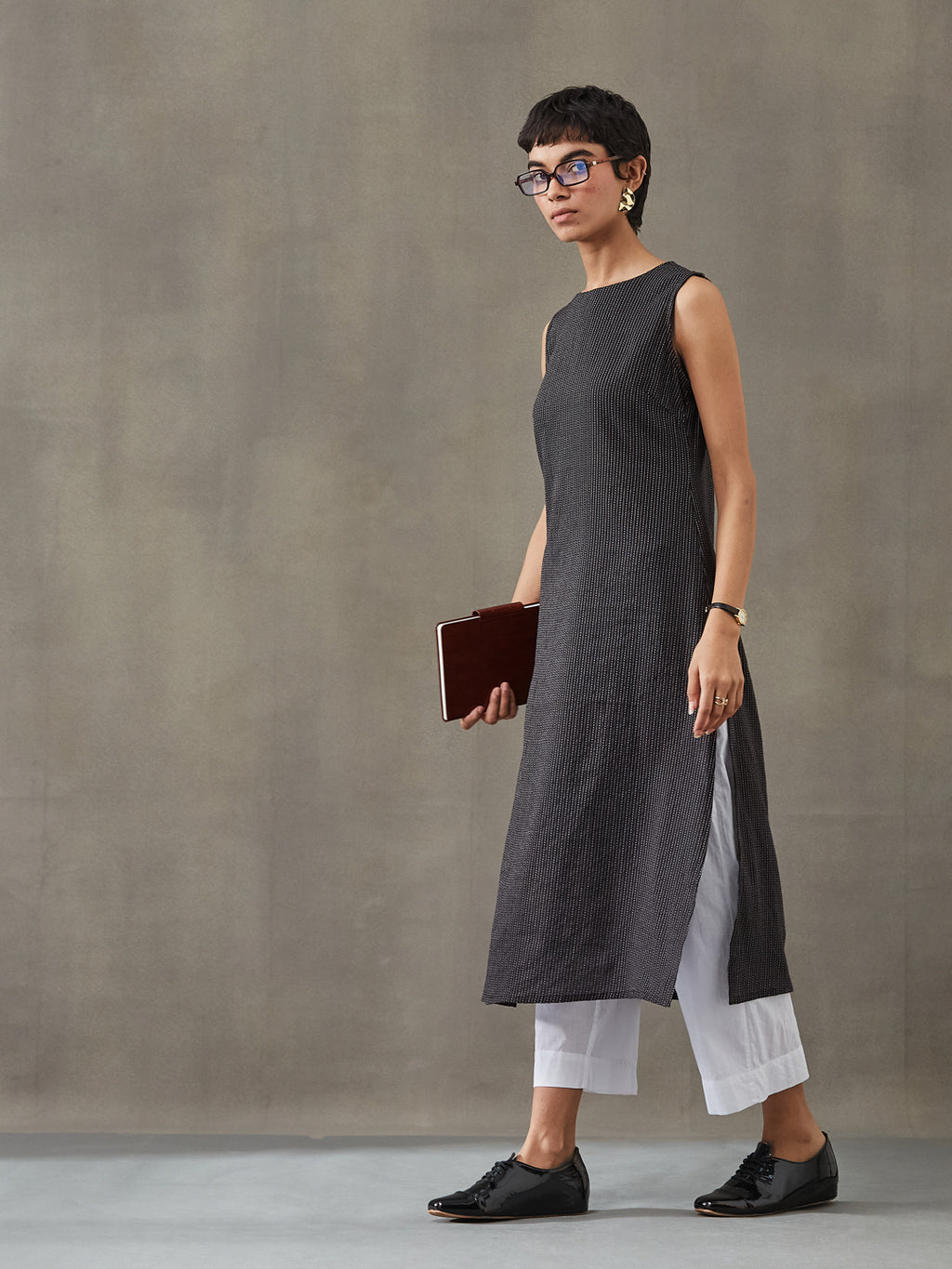 VASVI Women Cotton Solid Thread Work Straight Kurta, Black