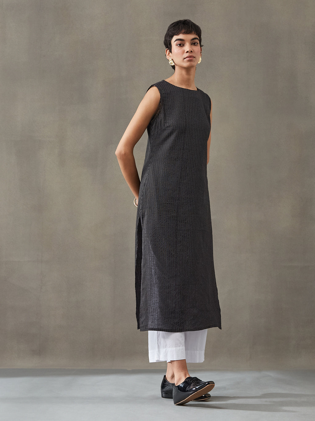 VASVI Women Cotton Solid Thread Work Straight Kurta, Black