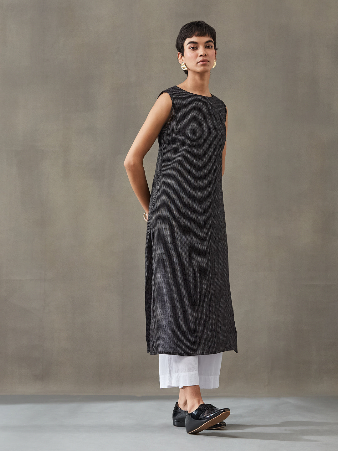 VASVI Women Cotton Solid Thread Work Straight Kurta, Black