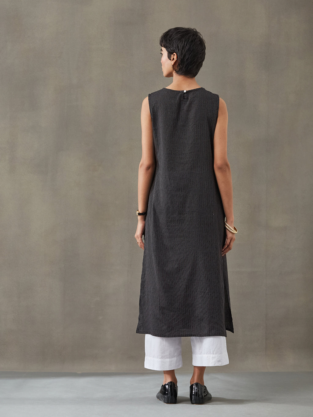 VASVI Women Cotton Solid Thread Work Straight Kurta, Black