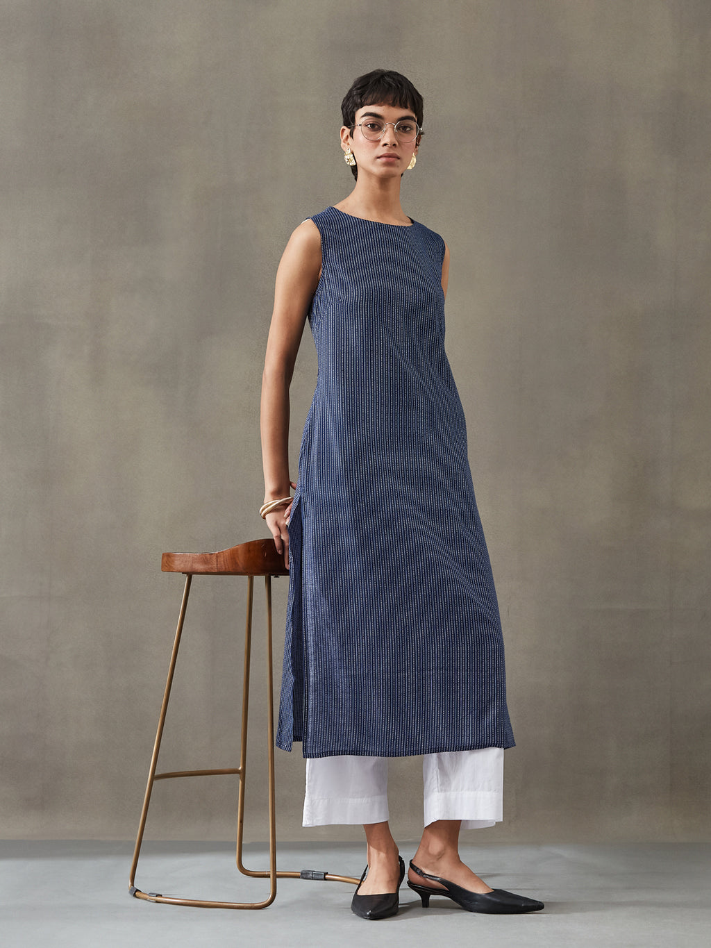 VASVI Women Cotton Solid Thread Work Straight Kurta, Navy Blue