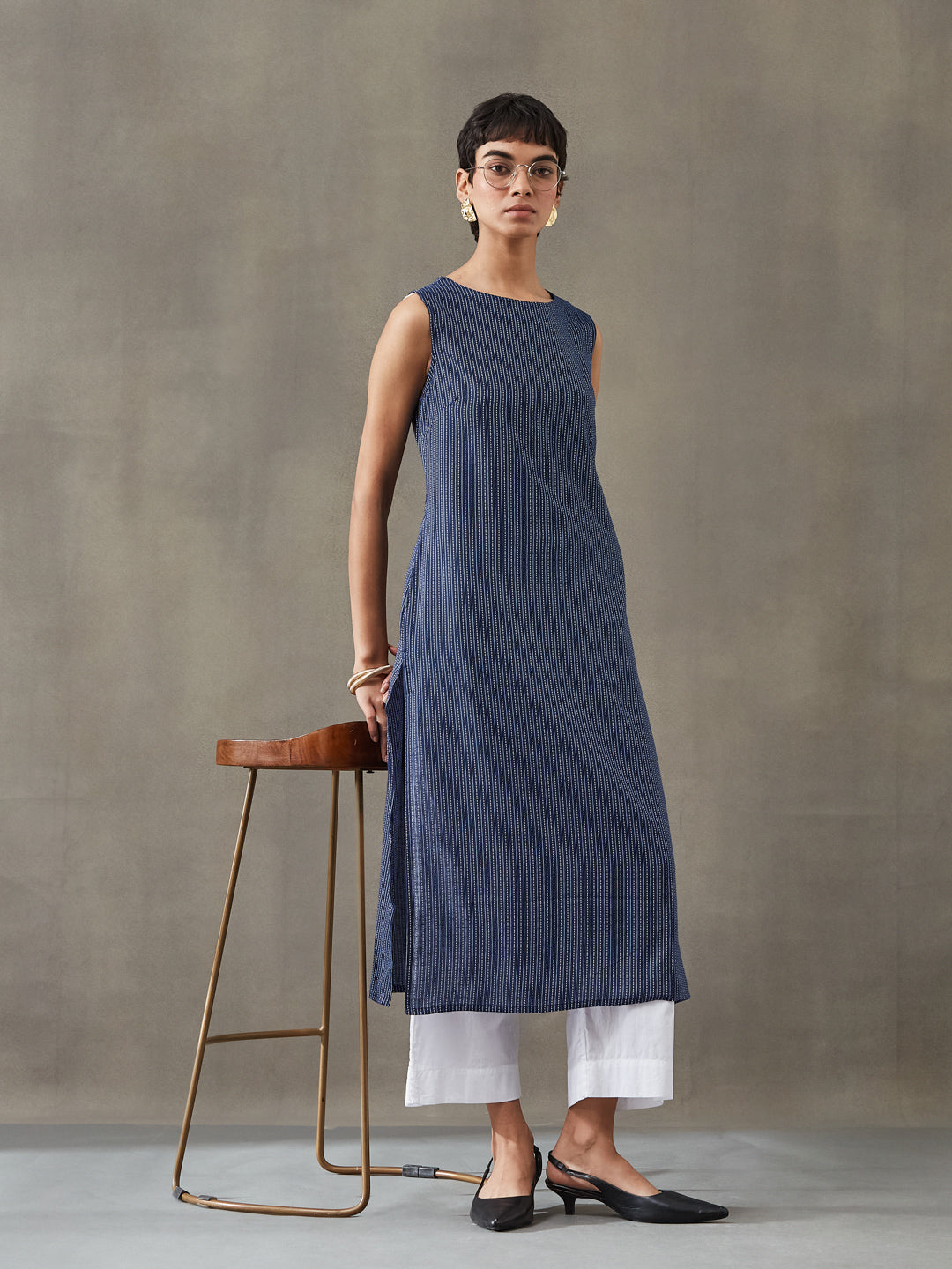 VASVI Women Cotton Solid Thread Work Straight Kurta, Navy Blue