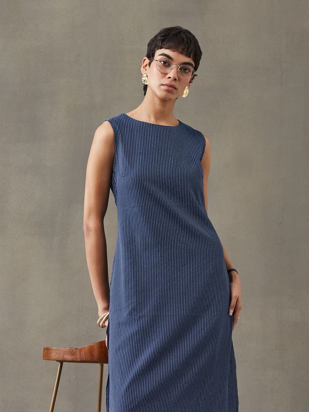 VASVI Women Cotton Solid Thread Work Straight Kurta, Navy Blue