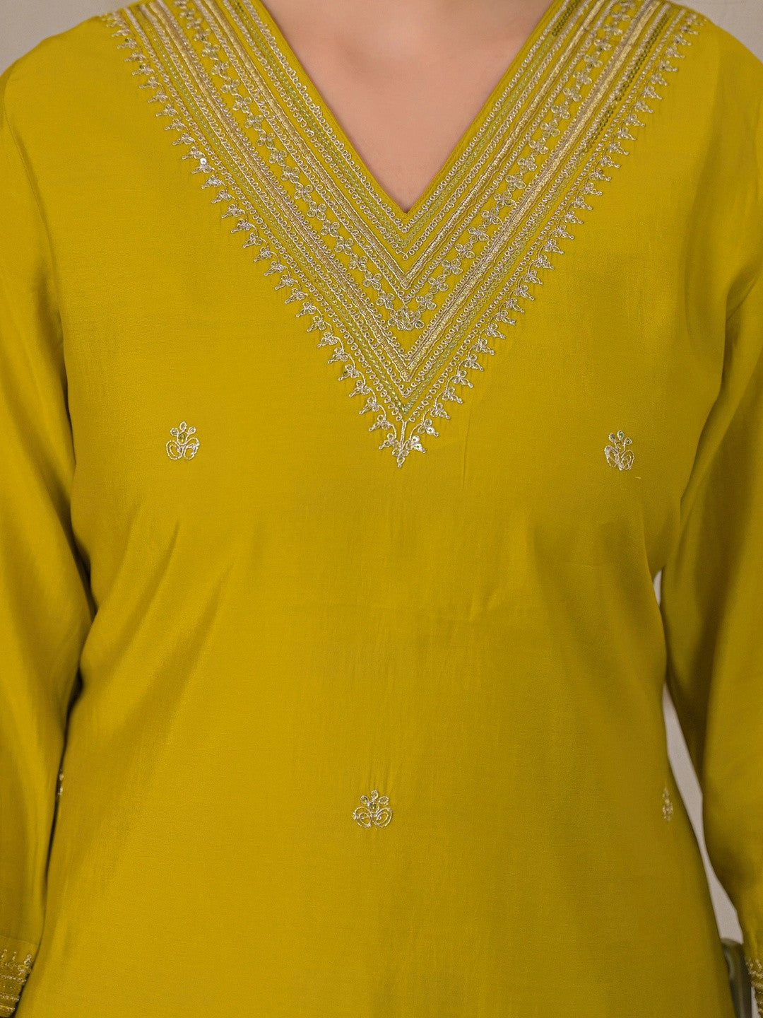VASVI Women Ethnic Motifs Embroidered Thread Work Chanderi Silk Kurta with Trousers & With Dupatta